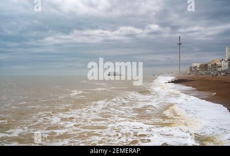 Brighton UK 25th February 2021 - Brighton Strandpromenade und Strand ist ruhig an einem trüben bewölkten Morgen entlang der Sussex Küste, aber sonniges Wetter ist für die nächsten Tage vorhergesagt : Credit Simon Dack / Alamy Live News Stockfoto