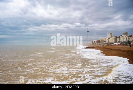 Brighton UK 25th February 2021 - Brighton Strandpromenade und Strand ist ruhig an einem trüben bewölkten Morgen entlang der Sussex Küste, aber sonniges Wetter ist für die nächsten Tage vorhergesagt : Credit Simon Dack / Alamy Live News Stockfoto