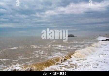 Brighton UK 25th February 2021 - Brighton Strandpromenade und Strand ist ruhig an einem trüben bewölkten Morgen entlang der Sussex Küste, aber sonniges Wetter ist für die nächsten Tage vorhergesagt : Credit Simon Dack / Alamy Live News Stockfoto