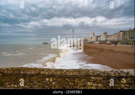 Brighton UK 25th February 2021 - Brighton Strandpromenade und Strand ist ruhig an einem trüben bewölkten Morgen entlang der Sussex Küste, aber sonniges Wetter ist für die nächsten Tage vorhergesagt : Credit Simon Dack / Alamy Live News Stockfoto