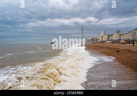 Brighton UK 25th February 2021 - Brighton Strandpromenade und Strand ist ruhig an einem trüben bewölkten Morgen entlang der Sussex Küste, aber sonniges Wetter ist für die nächsten Tage vorhergesagt : Credit Simon Dack / Alamy Live News Stockfoto