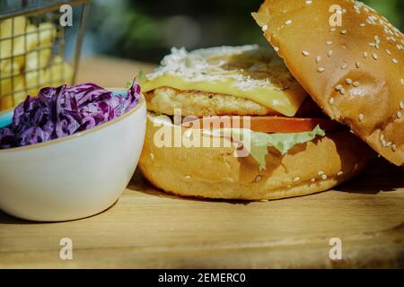 Köstlicher Burger mit pommes Frites und Sauce auf Holztisch Stockfoto
