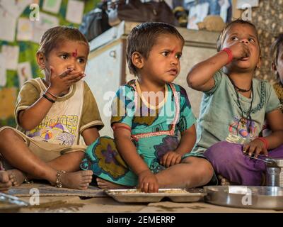 Rajasthan. Indien. 07-02-2018. Kinder essen während der Schulzeit in einem Dorf in Rajasthan. Stockfoto