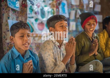 Rajasthan. Indien. 07-02-2018. Kinder beten während der Schulzeit in einem Dorf in Rajasthan. Stockfoto