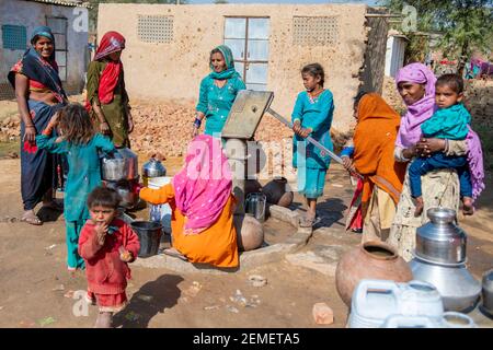 Rajasthan. Indien. 07-02-2018. Die Menschen aus dem Dorf wieder an dem Ort, wo sie sammeln Wasser in einem Dorf in Rajasthan. Stockfoto