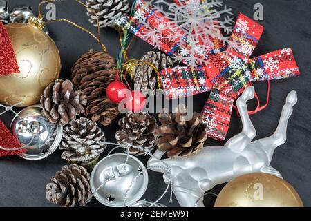 Bündel von festlichen Dekorationen auf dunklem Hintergrund Stockfoto