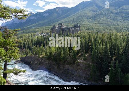 Fairmont Banff Springs im Sommer sonnigen Tag. Blick vom Surprise Corner Viewpoint. Banff National Park, Canadian Rockies. Alberta, Kanada. Stockfoto