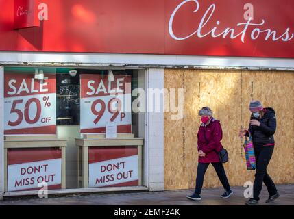 Personen, die an Clinton Cards vorbeikamen, gingen im Februar 2021 an Bord des Souvenirgeschäfts in Preston, Lancashire. Unternehmen im Stadtzentrum wurden durch Ladenschließungen und Geschäftsausfälle dezimiert. Stockfoto