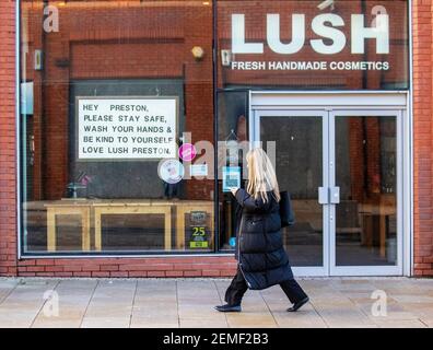 Preston, Lancashire. Februar 2021, 25th. Das Stadtzentrum dezimierte sich mit Geschäftsschließungen und Geschäftsausfällen. Passanten Lush Shop Kosmetik; Geschäfte und Käufer vorbei LUSH Fresh Handmade Naturkosmetik-Shop in Fishergate Walk, Preston, Stadtzentrum, UK Credit: MediaWorldImages/AlamyLiveNews. Stockfoto