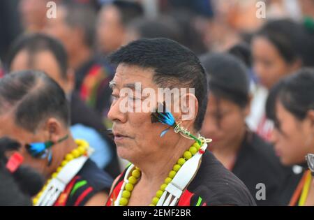 Dimapur, Indien. Februar 2021, 25th. Ein älterer Angami Naga Mann in seiner traditionellen Trachtengarderei schaut während des Sekrenyi Festivals in Dimapur, indien nordöstlicher Staat Nagaland an. Sekrenyi, ein Reinigungsfest, wird von Anagami Nagas mit einer Reihe von Ritualen und Zeremonien gefeiert und findet nach der Ernte statt, fällt auf den fünfundzwanzigsten Tag des Angami-Monats von Kezei. Quelle: Caisii Mao/Alamy Live News Stockfoto