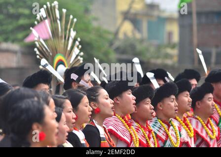 Dimapur, Indien. Februar 2021, 25th. Angami Naga Kulturtruppe in ihren traditionellen Trachtenaufführen ein Volkslied während Sekrenyi Festival in Dimapur, indien nordöstlichen Staat Nagaland. Sekrenyi, ein Reinigungsfest, wird von Anagami Nagas mit einer Reihe von Ritualen und Zeremonien gefeiert und findet nach der Ernte statt, fällt auf den fünfundzwanzigsten Tag des Angami-Monats von Kezei. Quelle: Caisii Mao/Alamy Live News Stockfoto