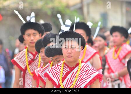 Dimapur, Indien. Februar 2021, 25th. Angami Naga man in ihren kulturellen Anstalten schaut auf, um während Sekrenyi Festival Dimapur, Indien Nordoststaat Nagaland aufzuführen. Sekrenyi, ein Reinigungsfest, wird von Anagami Nagas mit einer Reihe von Ritualen und Zeremonien gefeiert und findet nach der Ernte statt, fällt auf den fünfundzwanzigsten Tag des Angami-Monats von Kezei. Quelle: Caisii Mao/Alamy Live News Stockfoto