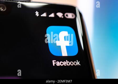 17. Februar 2021, Barnaul, Russland: Facebook-Anwendung auf dem Bildschirm eines Smartphones Stockfoto