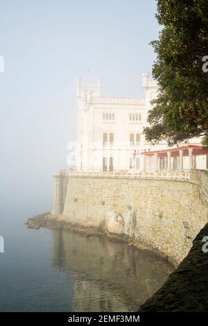 Triest, Italien. 24. Februar 2921. Ein Panoramablick auf Schloss Miramare, Triest, in einem nebligen Tag Stockfoto