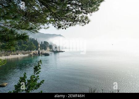 Triest, Italien. 24. Februar 2921. Der Nebel, der aus dem Meer in Miramare in Triest aufsteigt. Stockfoto