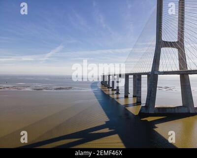 Luftaufnahme der Vasco da Gama Brücke über den Fluss Tejo, eine der längsten Hängebrücke der Welt, Oriente Bezirk, Lissabon, Portugal. Stockfoto