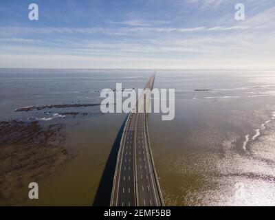 Luftaufnahme der schönen Vasco da Gama Brücke suspendierte Autobahn Straße über den Fluss Tejo, eine der weltweit längsten Brücke, Oriente Bezirk, Stockfoto