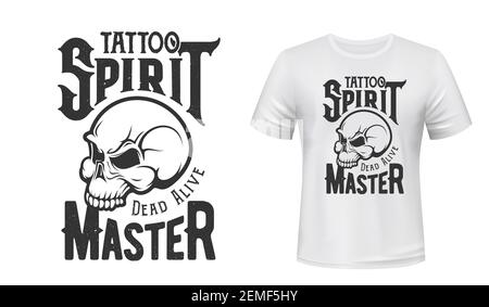 Tattoo Master Totenkopf T-Shirt-Print Mockup, Studio-Emblem, Vektor-Abzeichen. Tattoo Salon Hipster, Punk oder Rocker Ikone der Skelett Schule und Slogan Zitat D Stock Vektor