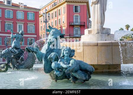 NIZZA, FRANKREICH - 18,02.2021: Brunnen der SONNE auf dem Place Massena im Zentrum von Nizza, Frankreich. Der Platz wurde 1979 rekonstruiert. Es gibt eine Statue von Stockfoto