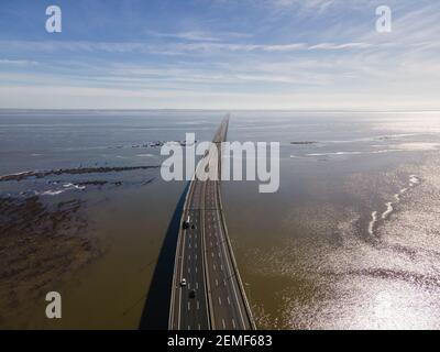 Luftaufnahme der schönen Vasco da Gama Brücke suspendierte Autobahn Straße über den Fluss Tejo, eine der weltweit längsten Brücke, Oriente Bezirk, Stockfoto