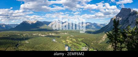 Banff Springs Golfplatz, Bow River und Spray River Täler und umliegenden Gipfeln. Blick vom Tunnel Mountain Trail Gipfel. Banff National Park, Kanada Stockfoto