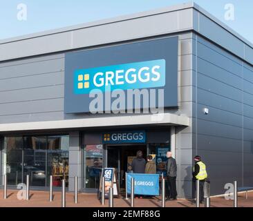 Menschen tragen Gesichtsmasken Schlange Greggs Shop in Washington, Nordostengland, Großbritannien zu betreten Stockfoto