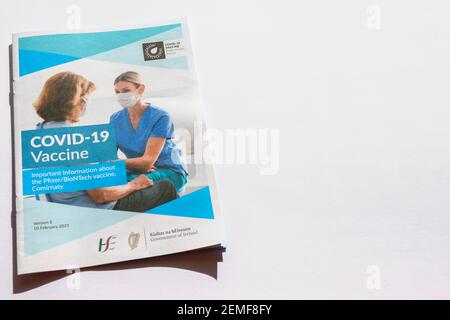 Broschüre zu Pfizer BioNTech (Comirnaty) COVID-19-Impfstoffen. Herausgegeben vom irischen Gesundheitsdienst (GSU) während der Einführung der Impfung Stockfoto