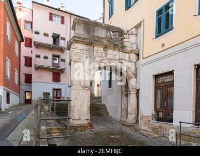 Triest, Italien. 24. Februar 2021. Blick auf den Riccardo-Bogen aus römischer Zeit im Stadtzentrum Stockfoto