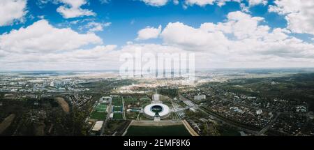 Drohnenfoto des Olympiastadions und des Olympiaparks in Berlin Stockfoto