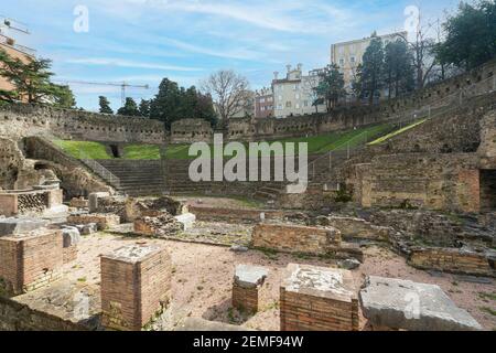 Triest, Italien. 24. Februar 2021. Die Überreste des römischen Amphitheaters im Stadtzentrum Stockfoto