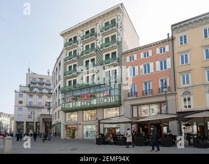 Triest, Italien. 24. Februar 2021. Die Außenansicht des Bartoli-Hauses im Stadtzentrum Stockfoto
