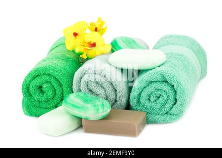 Spa-Set mit Handtüchern, Seifen und Orchideenblumen auf weißem Hintergrund isoliert. Stockfoto