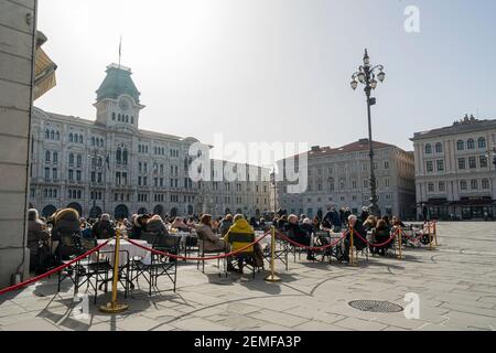 Triest, Italien. 24. Februar 2021. Das berühmte Café der Spiegel in der Innenstadt Stockfoto