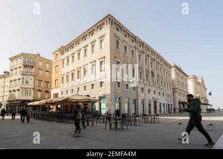 Triest, Italien. 24. Februar 2021. Außenansicht des historischen Pitteri-Gebäudes im Stadtzentrum Stockfoto