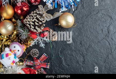 Bündel von Weihnachtsschmuck auf dunklem Hintergrund Stockfoto