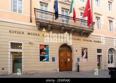 Triest, Italien. 24. Februar 2021. Außenansicht des Gebäudes, in dem sich das bürgerliche Museum der istrischen, dalmatinischen und Rijeka-Zivilisation befindet Stockfoto