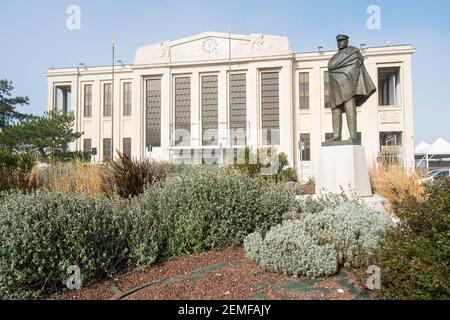 Triest, Italien. 24. Februar 2021. Die Statue von Nazario Sauro gegenüber dem Seebahnhof in Triest Stockfoto