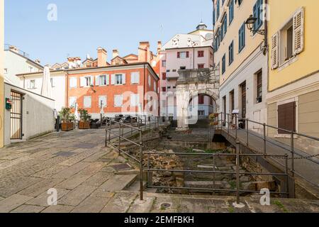 Triest, Italien. 24. Februar 2021. Blick auf den Riccardo-Bogen aus römischer Zeit im Stadtzentrum Stockfoto