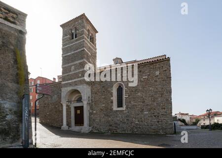 Triest, Italien. 24. Februar 2021. Die Außenansicht der St. Sylvester Basilika im Stadtzentrum Stockfoto