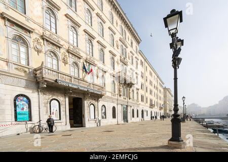 Triest, Italien. 24. Februar 2021. Außenansicht der Fassade des Stadttheater-Museums „Carlo Schmidl“ Stockfoto