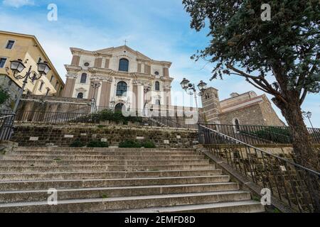 Triest, Italien. 24. Februar 2021. Die Außenansicht der Pfarrkirche Santa Maria Maggiore im Stadtzentrum Stockfoto
