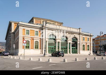 Triest, Italien. 24. Februar 2021. Blick auf die Fassade des Salone degli Incanti im Stadtzentrum Stockfoto