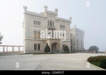 Triest, Italien. 24. Februar 2021. Ein Panoramablick auf Schloss Miramare, Triest, an einem nebligen Tag Stockfoto