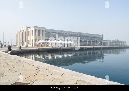 Triest, Italien. 24. Februar 2021. Die Statue von Nazario Sauro gegenüber dem Seebahnhof in Triest Stockfoto