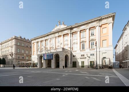 Triest, Italien. 24. Februar 2021. Blick auf die Fassade des Theatergebäudes Giuseppe Verdi Stockfoto