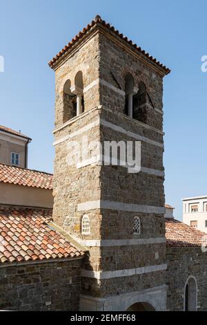 Triest, Italien. 24. Februar 2021. Die Außenansicht der St. Sylvester Basilika im Stadtzentrum Stockfoto