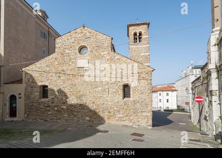 Triest, Italien. 24. Februar 2021. Die Außenansicht der St. Sylvester Basilika im Stadtzentrum Stockfoto