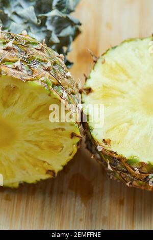 Zwei Hälften Ananas auf Holzbrett Stockfoto