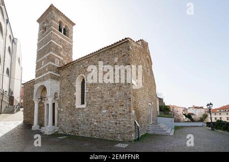 Triest, Italien. 24. Februar 2021. Die Außenansicht der St. Sylvester Basilika im Stadtzentrum Stockfoto