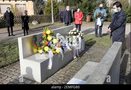 Rostock, Deutschland. Februar 2021, 25th. Mehmet Turgut, der vor 17 Jahren ermordet wurde, wird im Stadtteil Toitenwinkel in Erinnerung bleiben. Der 25-jährige Türke wurde 2004 in einer Snackbar im Stadtteil Toitenwinkel von der so genannten nationalsozialistischen U-Bahn (NSU) erschossen. Quelle: Bernd Wüstneck/dpa-Zentralbild/dpa/Alamy Live News Stockfoto